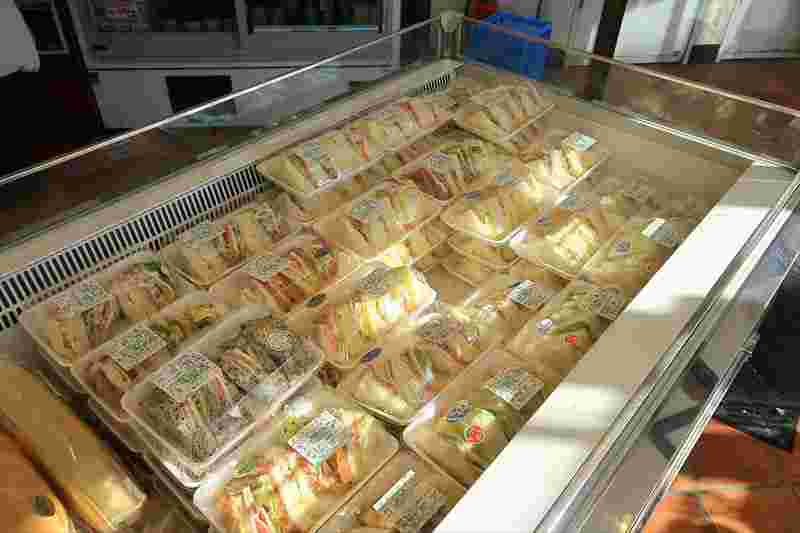 サンドイッチの入った冷蔵ケース