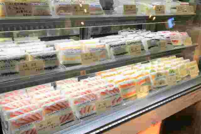 鞍馬サンドのサンドイッチが種類豊富に入ったショーケース