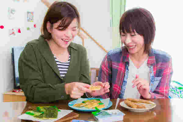 湘南クッキーを並べる女性2人