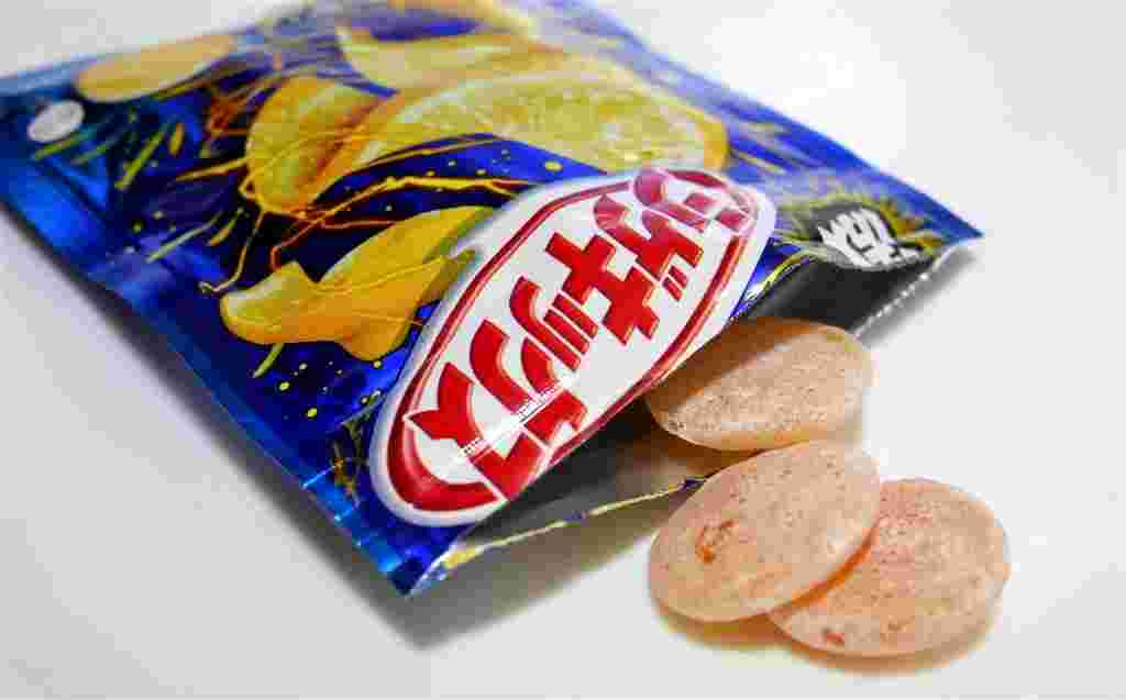 お菓子が袋から3つ出てきている様子。