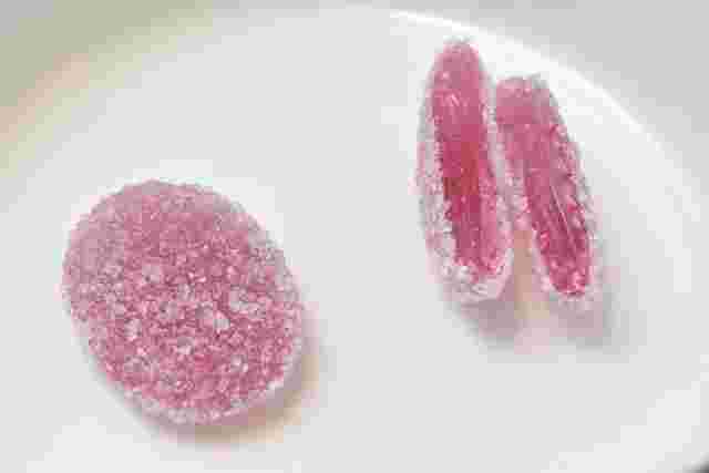 二つのお菓子のうち、一つは半分に割れている様子。