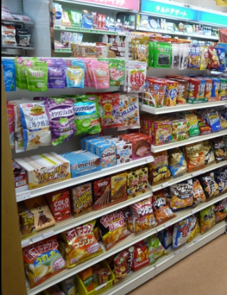 たくさんの棚に商品が陳列されている模様。