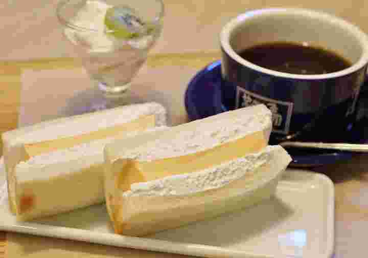 プリンのサンド「京極」をチョイスしたモーニングセットの紹介