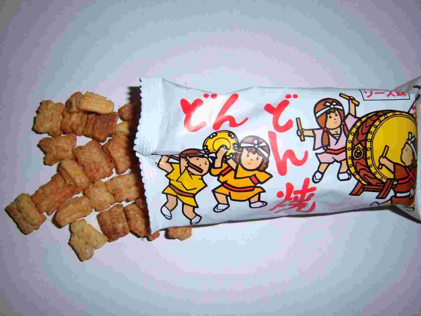どんどん焼と袋からでた中身