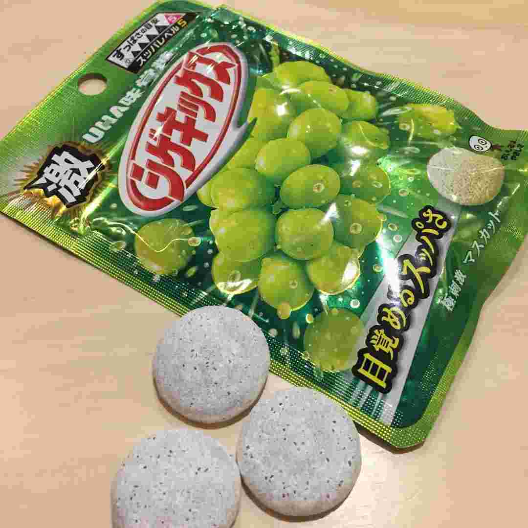 お菓子の袋とお菓子が3つテーブルの上に置かれている様子。