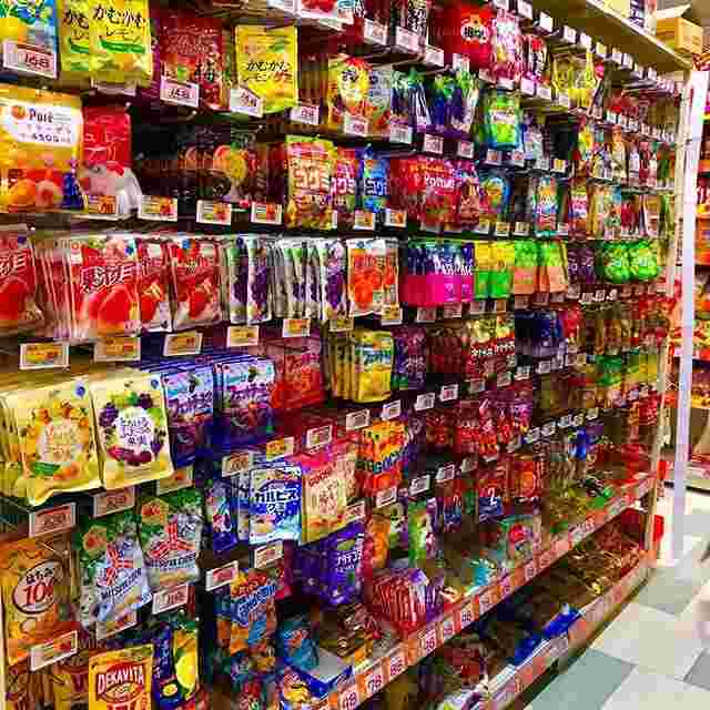 お菓子がスーパーに陳列されている模様。