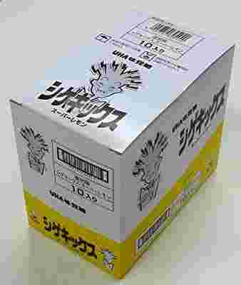 お菓子の入った箱がテーブルの上に置かれている様子。