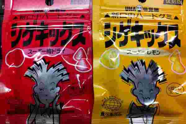 赤色、黄色の四角い密封されたパッケージにシゲキックスと記載されているのが並べられている