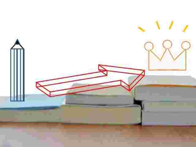 6冊の本の上に鉛筆と矢印、王冠のイラストがある様。