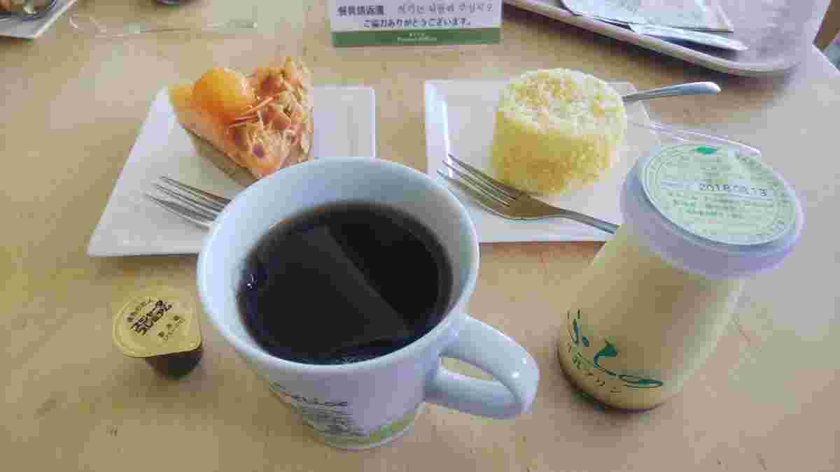 デリスカフェのスイーツとコーヒー