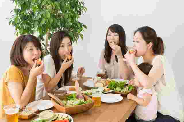 食事を楽しむ女性