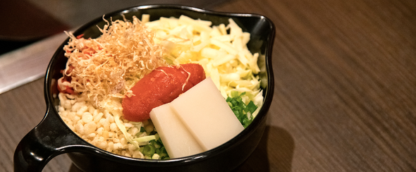 もち明太子チーズを作る前の材料がどんぶりに入っている