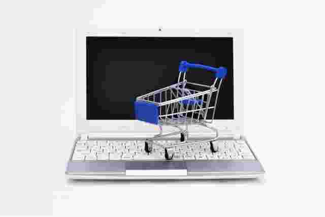 パソコンの上に買い物カートが乗っている様子