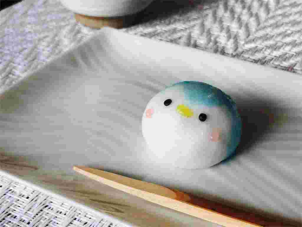 お皿に乗ったぺんぎんのお饅頭