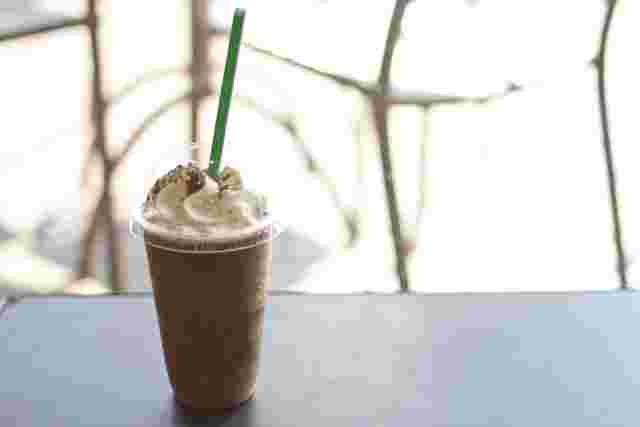 フラペチーノがテーブルに置かれている