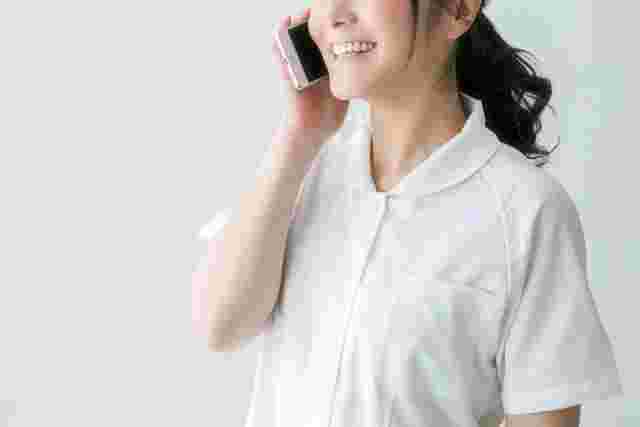 電話をする女性