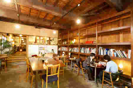 イリヤプラスカフェの店内