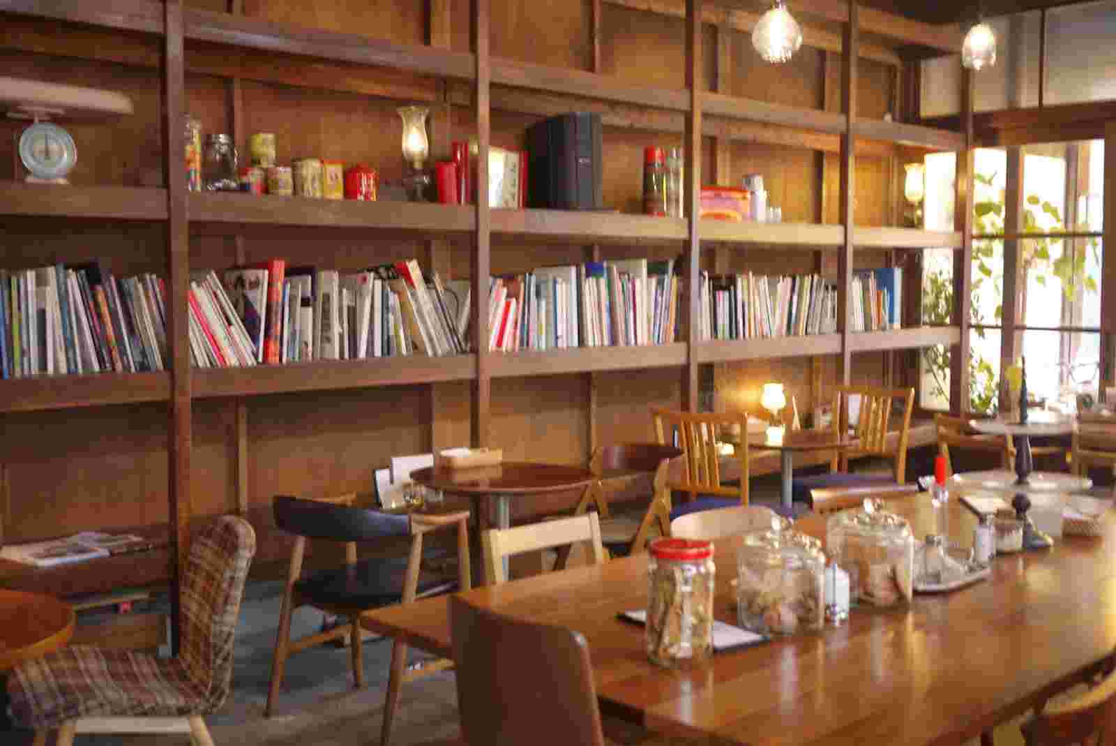 イリヤプラスカフェの店内