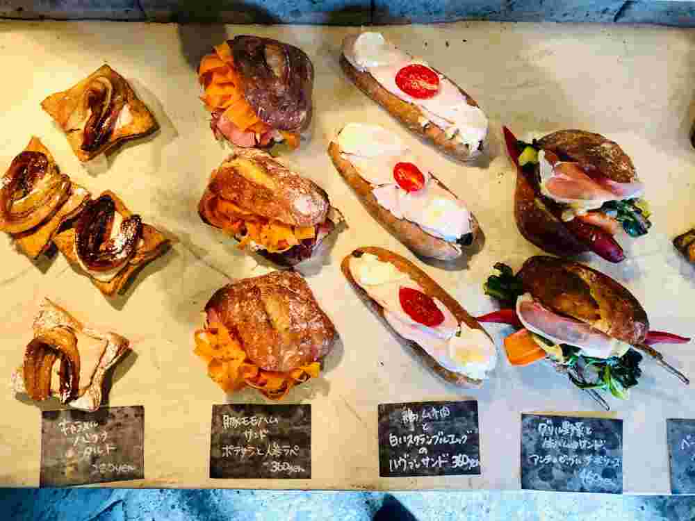 鶏ムネ肉と白いスクランブルエッグのルヴァンサンド他ハード系パン
