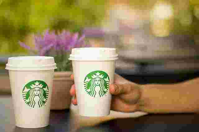 2つのスタバのカップ