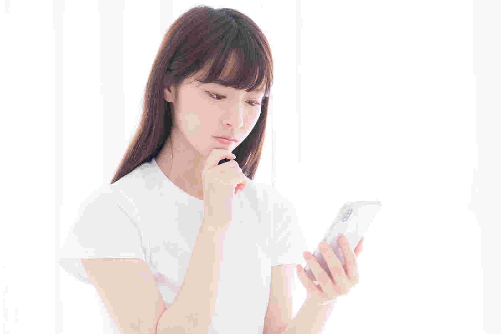 スマートフォンを手にもつ女性