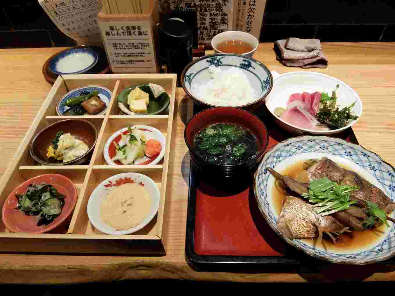 小鉢や煮魚など豪華な和食メニューの一例