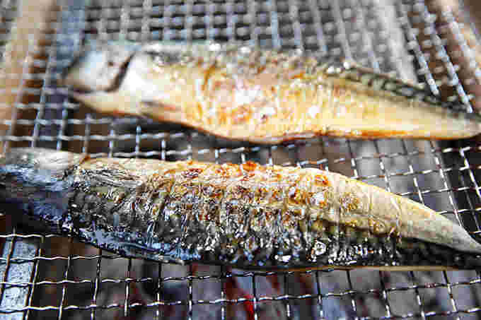 鯖を焼いている様子