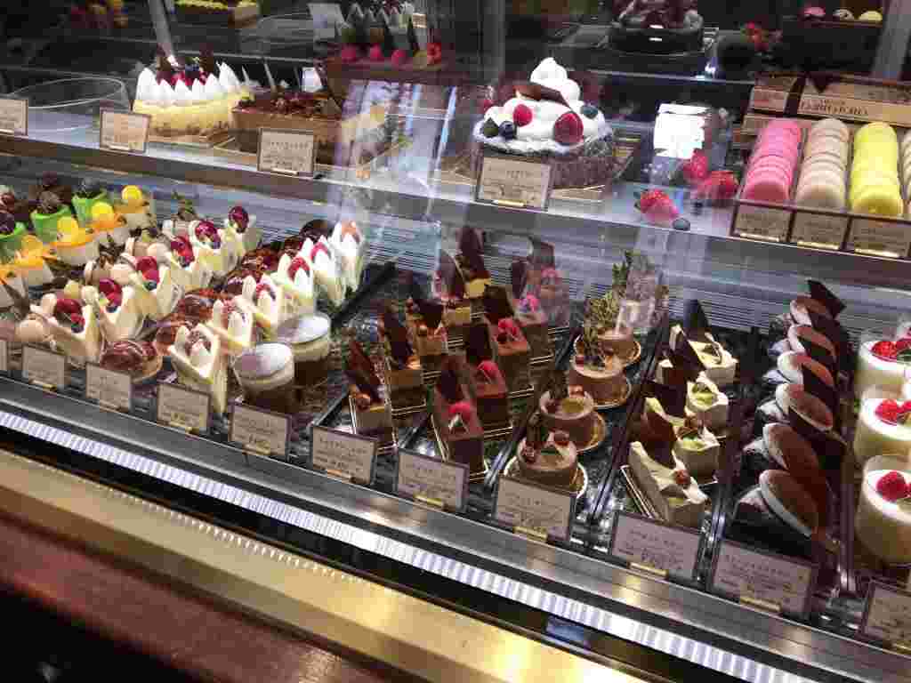 パティスリーレザネフォールのショーケースの画像