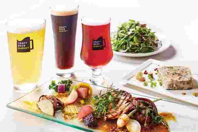 ビールや肉料理など多彩な料理を楽しめる