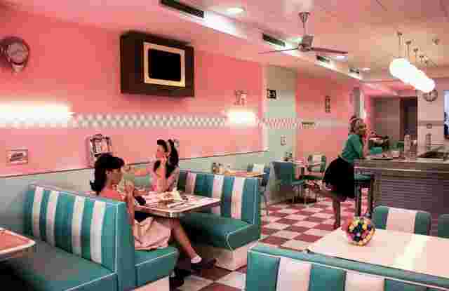 50年代風で女性受けするポップで可愛いアメリカンダイナーの店内の様子