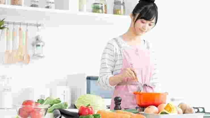料理を作っている人の画像