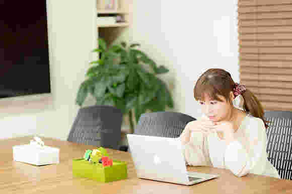 パソコンを見ている人の画像