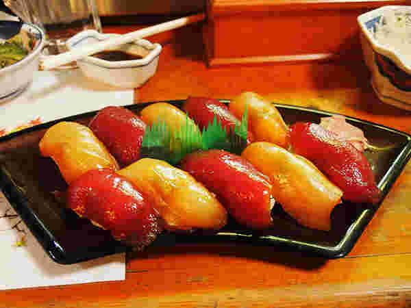 さわらとマグロの漬け寿司がお皿の上で交互に並べられている様子
