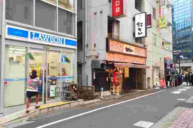いけふくろうカフェのビルと近くにあるローソン