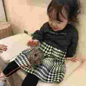 小さな女の子の膝上に乗るフクロウ