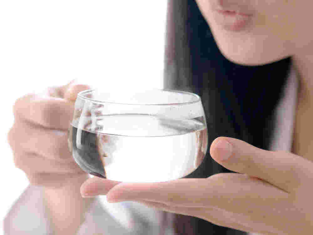白湯を飲んでいる女性