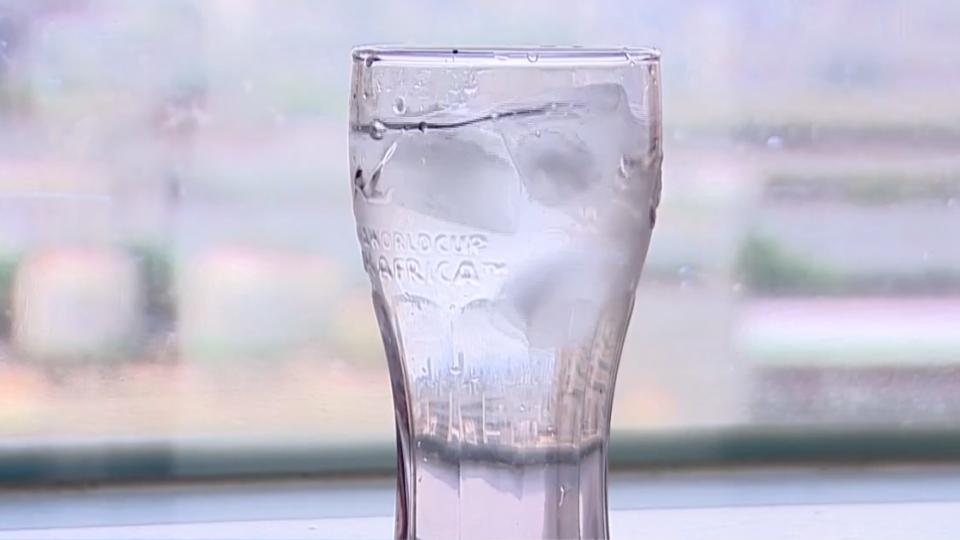 コップに注いだ冷水