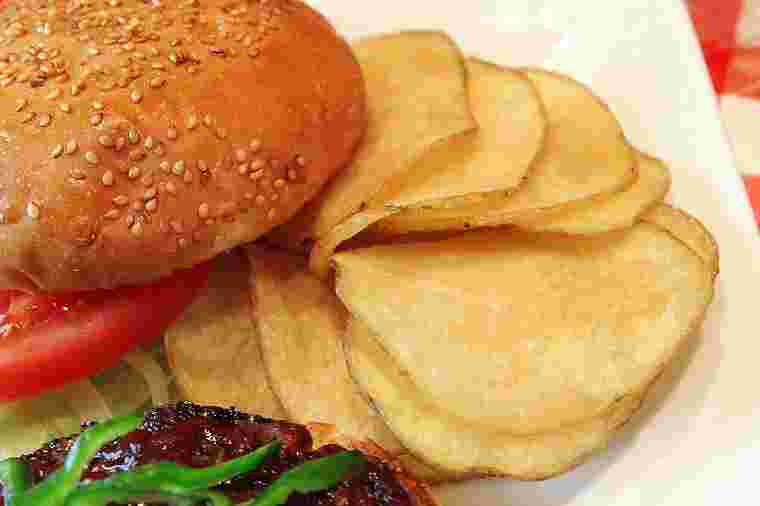 アイコウシャの付け合わせのポテトチップス
