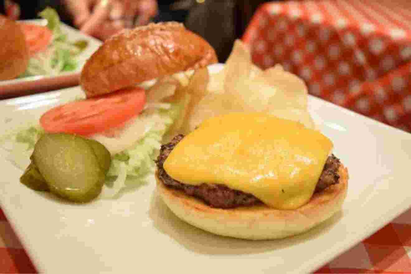 アイコウシャのチーズバーガー
