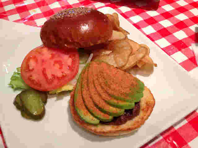 アイコウシャのアボカドバーガー