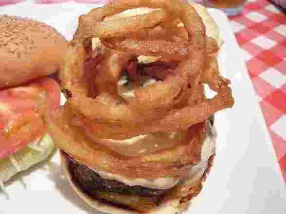 ハンバーガーの上に乗ったオニオンリング