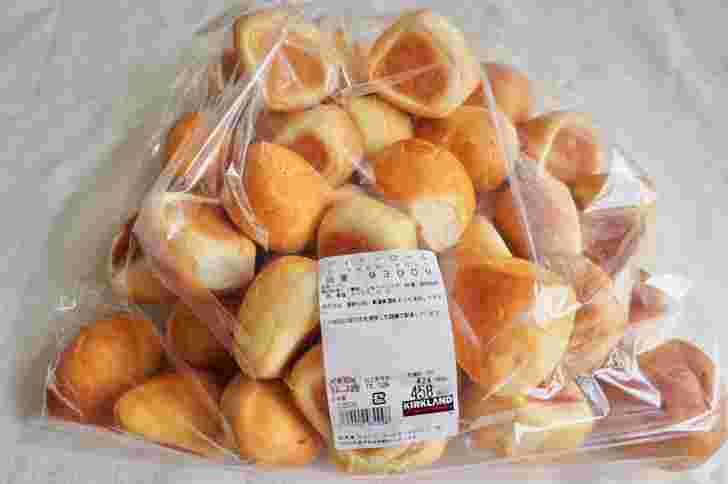 大きなビニール袋にたくさんのパンが入っているところ。