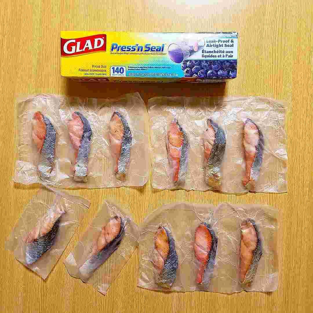 フローリングの上で食材をラップで包んでいる模様。