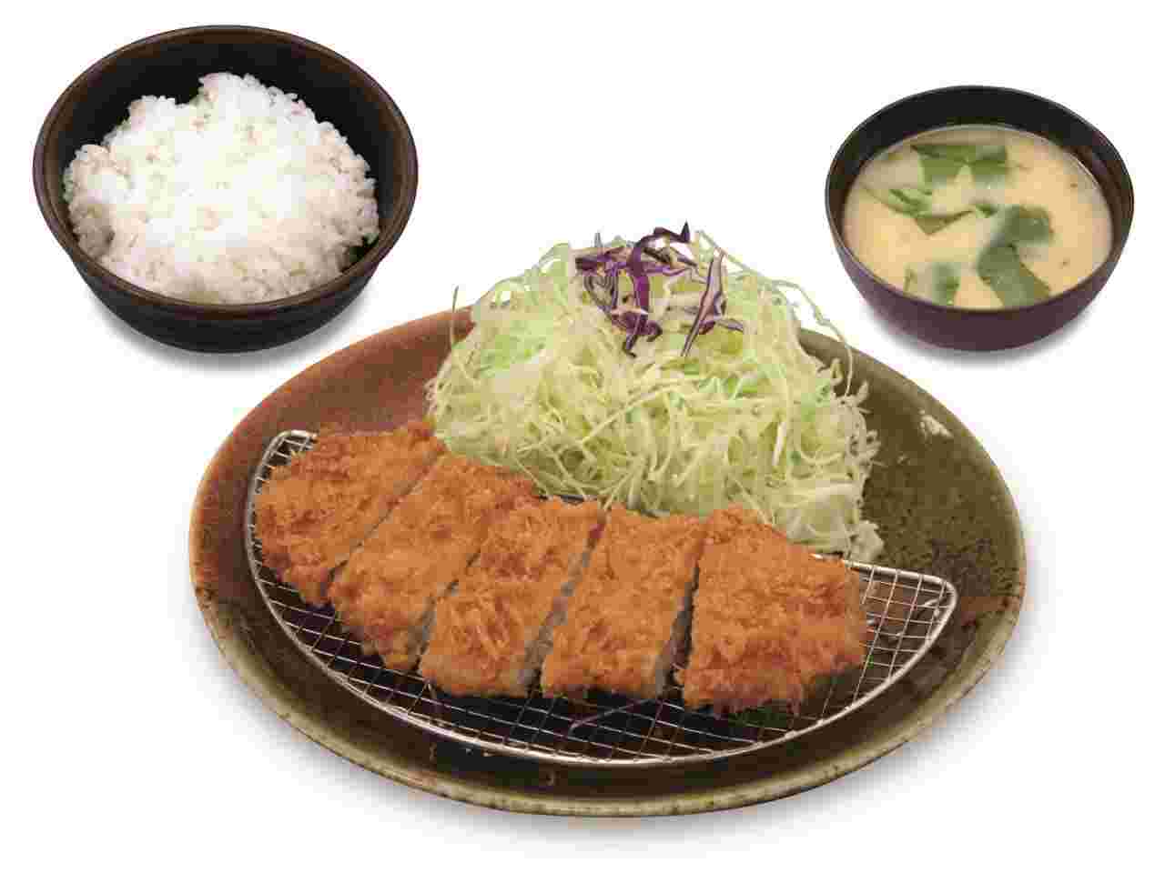 定食が並んでいる様子。