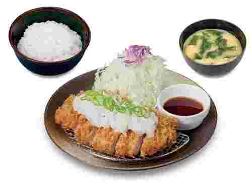 定食が並んでいる様子。