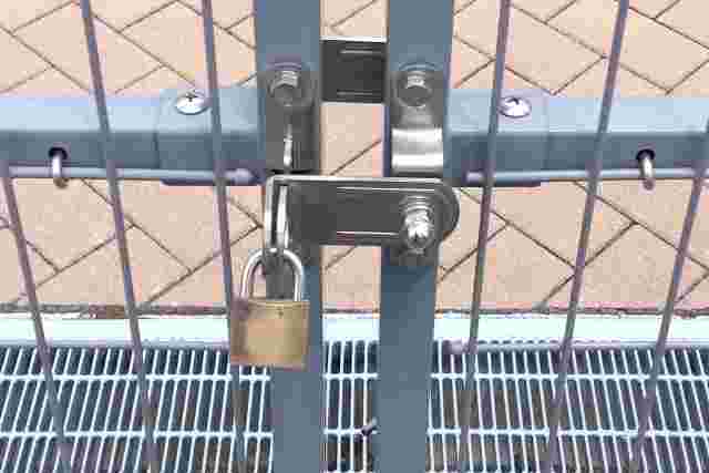 門扉にかけられた南京錠