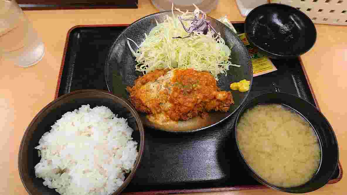 トレイの上に定食が並んでいる様子。