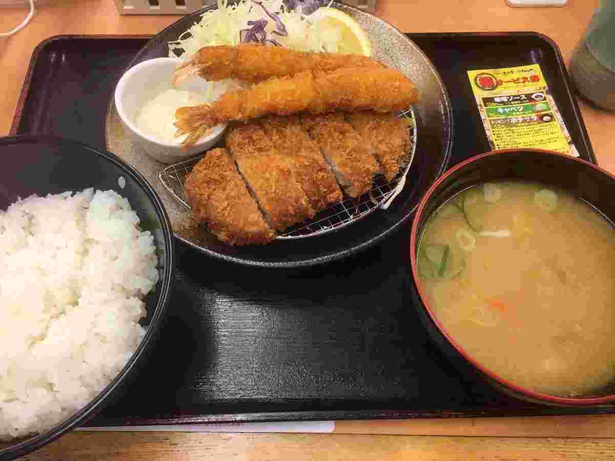 トレイの上に定食が並んでいる様子。