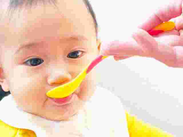 離乳食を食べる赤ちゃん