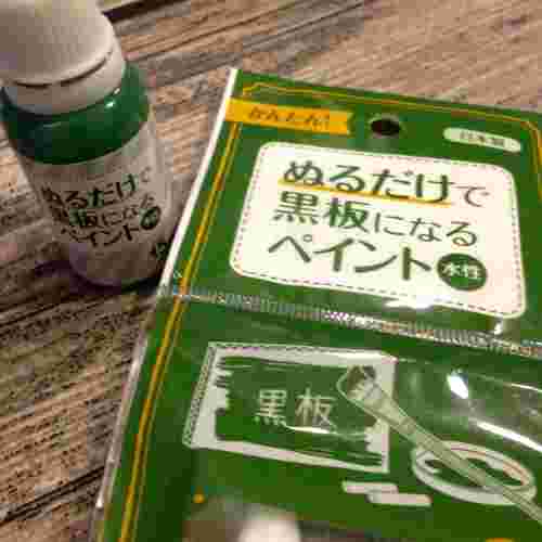 木彫のテーブルの上にボトルの商品と袋の商品が置いてあるところ。